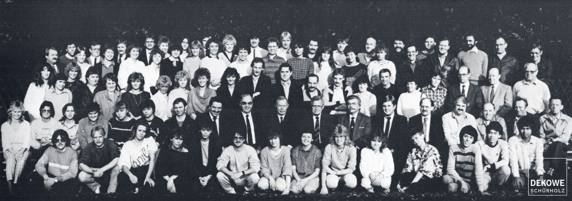Foto von Mitarbeiterinnen und Mitarbeitern von DEKOWE zum 100jährigen Jubiläum