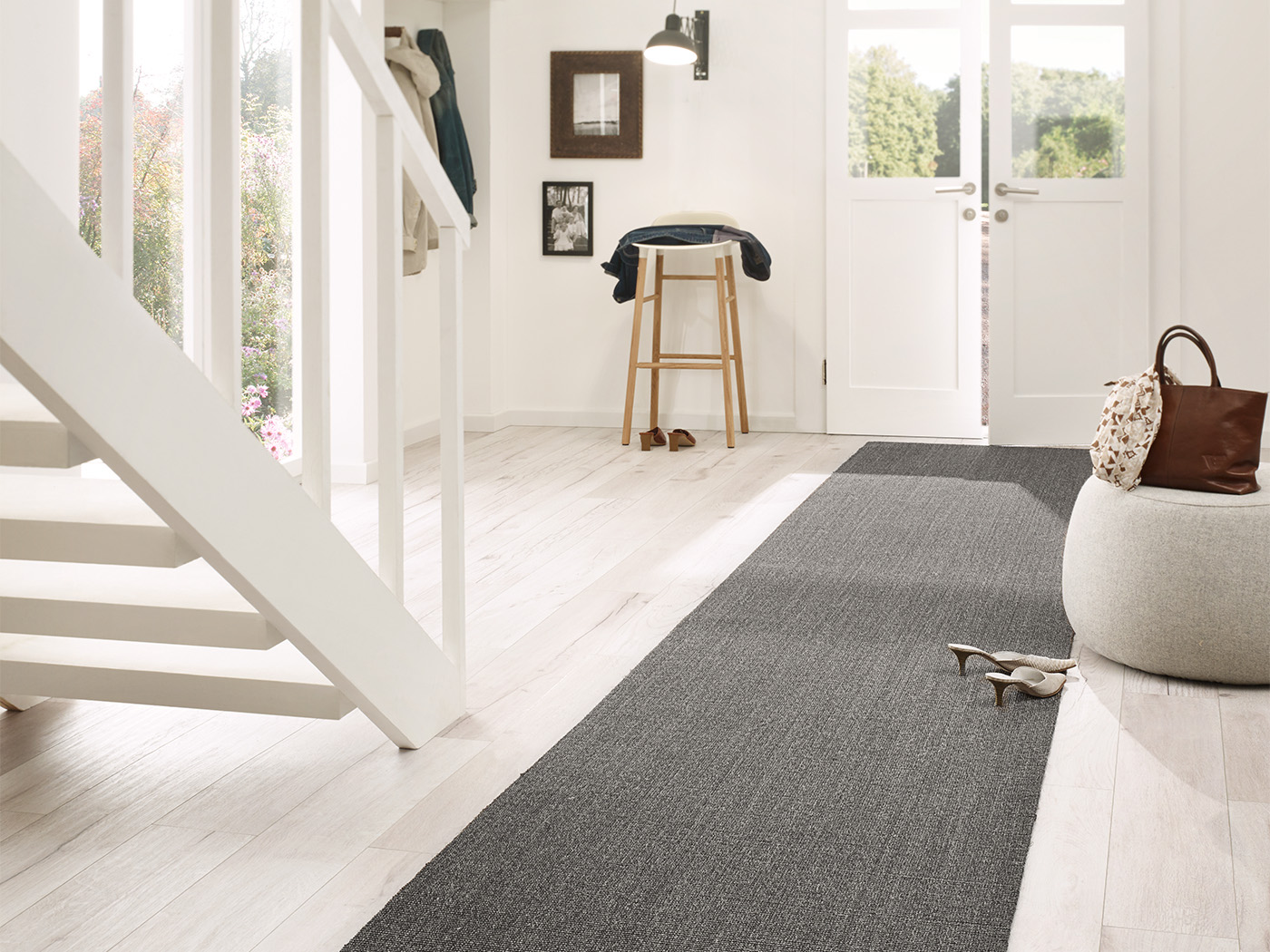 Foto eines Flurs mit einem grauen Sisalläufer.