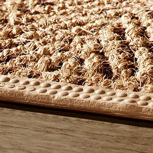 Nahaufnahme der Gummikante eines Kokosläufers.