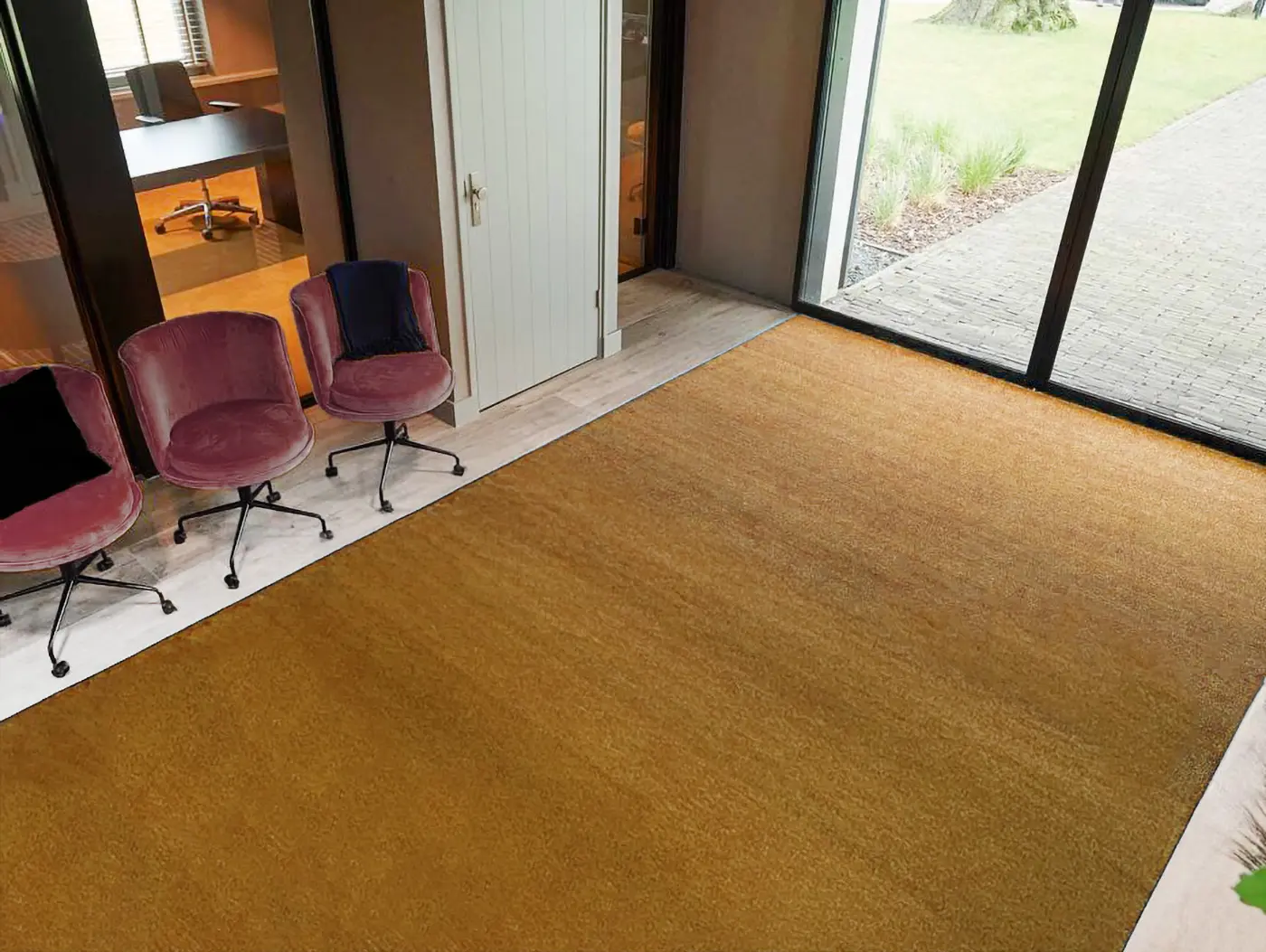 Foto eines Eingangsbereichs mit einer eingelassenen Kokosveloursmatte,