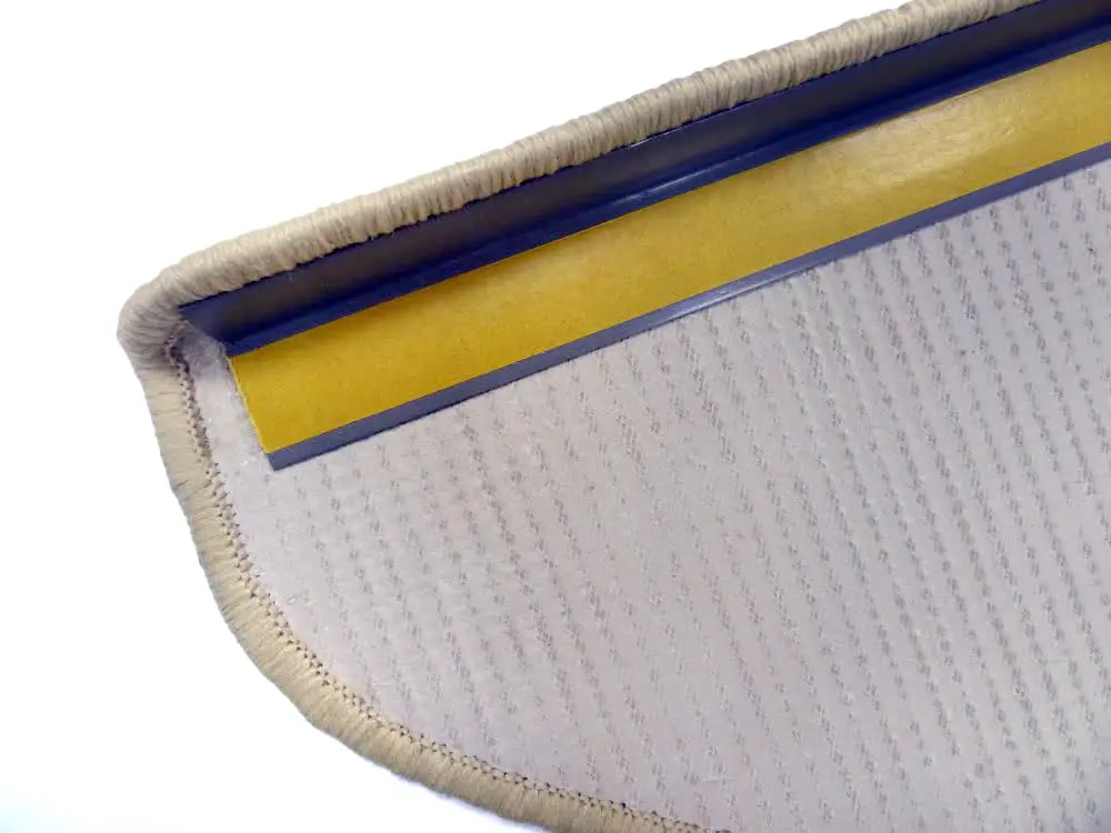 Foto von der Unterseite einer Stufenmatte mit intaktem Klebestreifen.