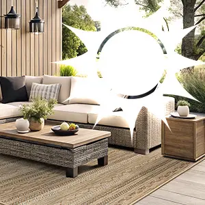 Foto eines Outdoorteppichs Naturino Joy Barbados Natur auf einer Terrasse, überlagert von der Grafik einer Sonne.