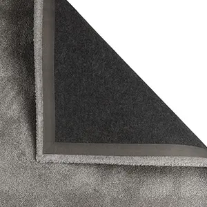 Foto einer umgeschlagenen Ecke eines Premium-Teppichs mit Vliesrücken