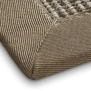 Nahaufnahme einer in Kuverttechnik genähten Bordürenecke eines Sisalteppichs.