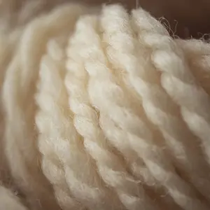 Nahaufnahme von Wollgarn in wollweiß.