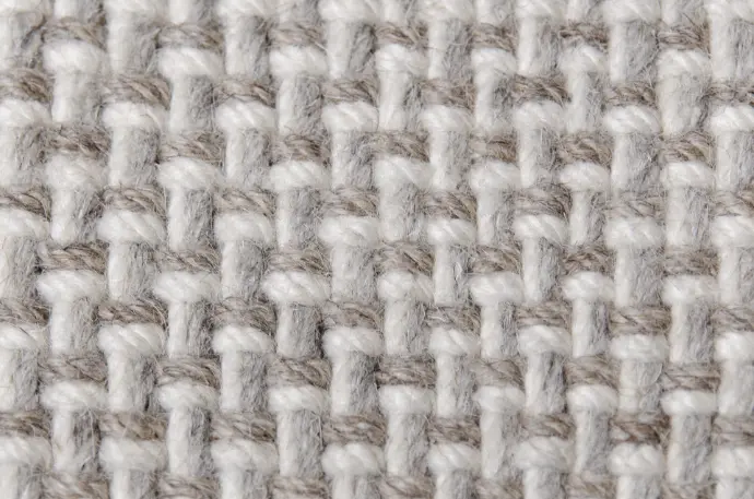 Nahaufnahme vom handgewebten Wollteppich Royal