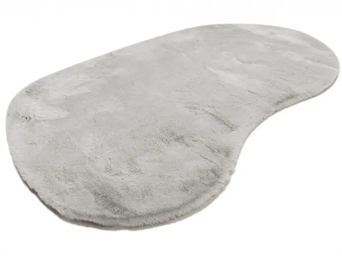 Foto eines organischgeformten Louisa-Teppichs in Farbe Silbergrau.