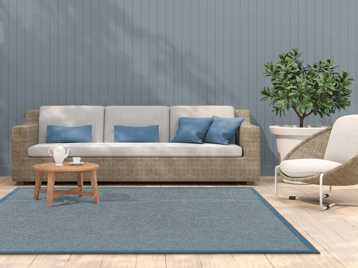 Milieu photo of an outdoor lounge with a Naturana Panama Blue rug.