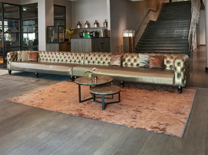 Foto einer Hotellounge mit einem Royce in Farbe Kupfer