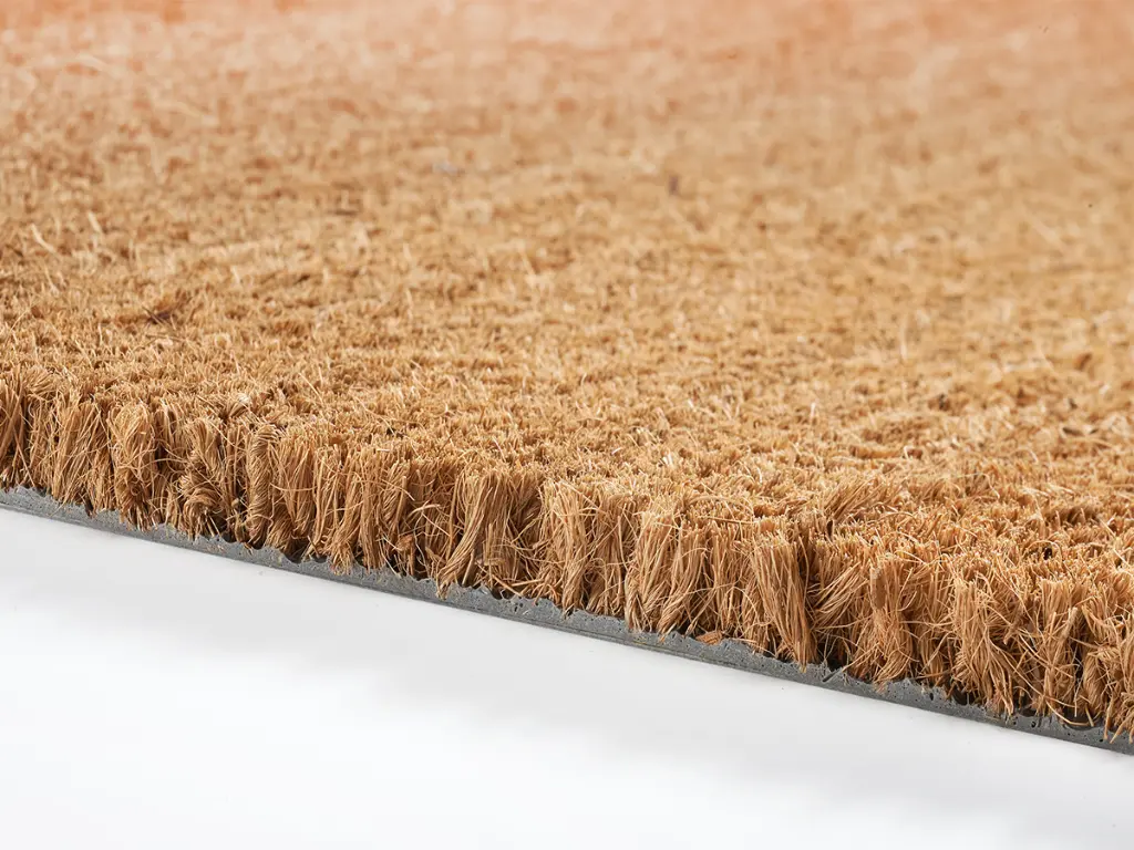 Nachaufnahme der Schnittkante einer Kokosveloursfußmatte.