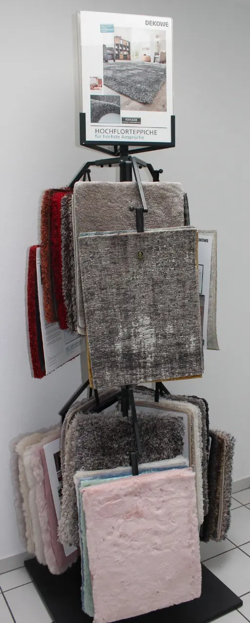 Foto eines Drehständers mit Mustern von Hochflorteppichen und Top-Schild.